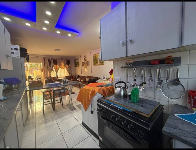 2 BEDROOM APARTMENT FOR SALE IN VANDERBIJLPARK CW 6